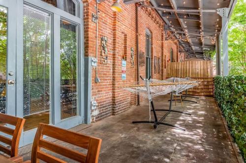 100 Year-Old Historic Brick 2BR Loft & Large Patio & Hammocks & High Ceiling in Durham (NC)