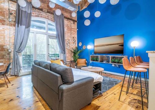 100 Year-Old Historic Brick 2BR Loft & Large Patio & Hammocks & High Ceiling - image 7