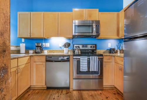 100 Year-Old Historic Brick 2BR Loft & Large Patio & Hammocks & High Ceiling - image 12