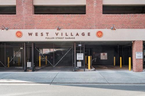 100 Year-Old Historic Brick 2BR Loft & Large Patio & Hammocks & High Ceiling - image 5