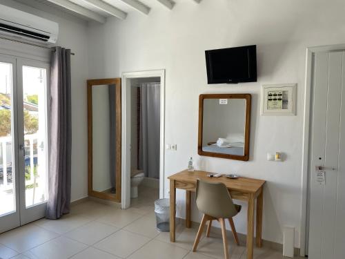 Triple Room with Balcony image 7
