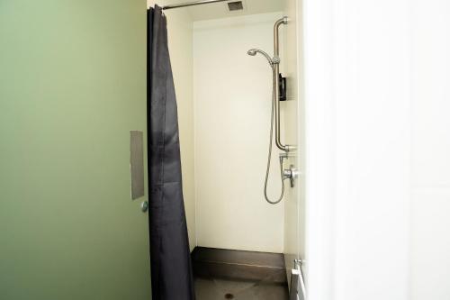 Single Room with Shared Bathroom image 5