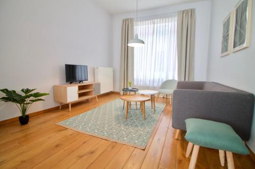 Heart of Grand Place - Stunning 3BR Triplex, Брюссель