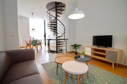 Heart of Grand Place - Stunning 3BR Triplex, Брюссель (фото 2)