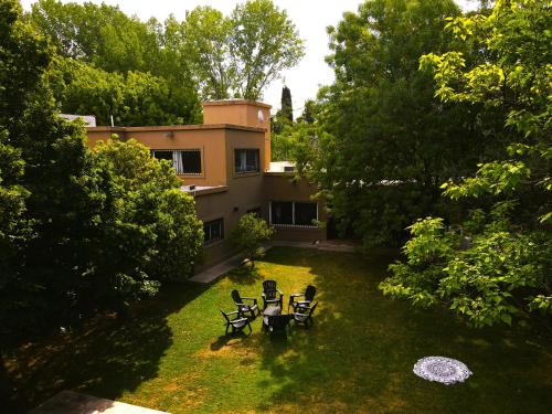 Casa con pileta y jardín en Chacras de Coria