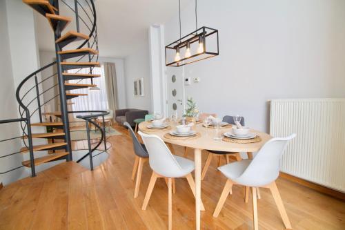 Heart of Grand Place - Stunning 3BR Triplex, Брюссель (фото 3)