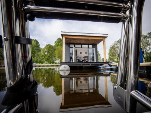  Modern houseboat, top location with an unobstructed view of the Lake in Offingawier