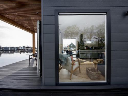  Modern houseboat, top location with an unobstructed view of the Lake in Offingawier
