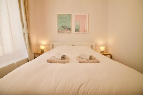 Heart of Grand Place - Stunning 3BR Triplex, Брюссель (фото 8)