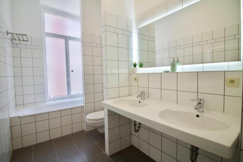 Heart of Grand Place - Stunning 3BR Triplex, Брюссель (фото 10)