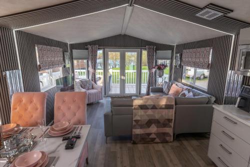 Tattershall VIP Retreat - Hot tub, stunning lakeside views, newly refurbished to an amazing 5 star standard