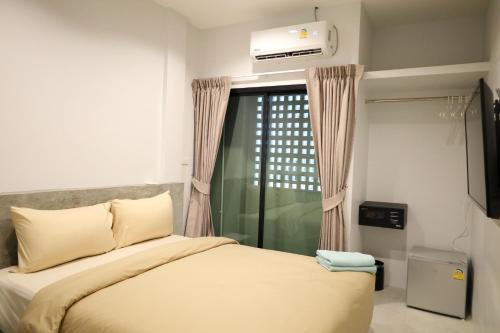Standard Queen Room image 10