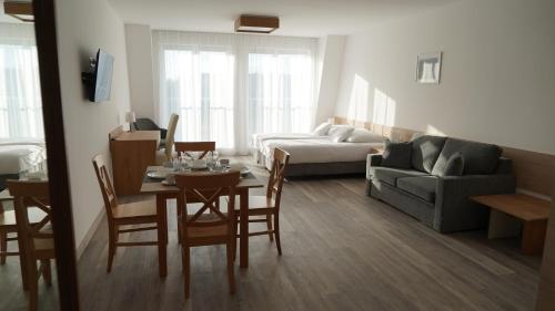 2 twin beds, 1 sofa bed