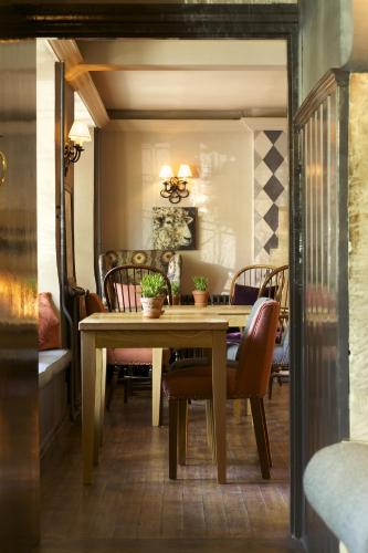 ผับ/เลาจน์, The Bay Tree Hotel in เบอร์ฟอร์ด