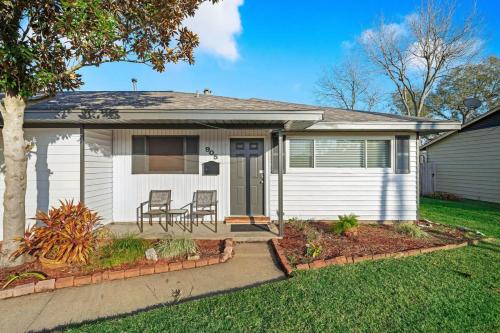 Entire 3 bedroom 1 and half bath home in Deer Park high speed wifi in Deer Park, USA