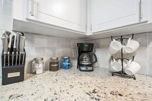 Entire 3 bedroom 1 and half bath home in Deer Park high speed wifi in Deer Park