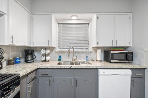 Entire 3 bedroom 1 and half bath home in Deer Park high speed wifi in Deer Park
