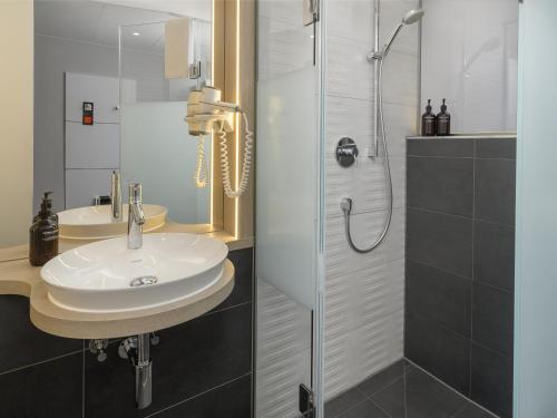 Business Single Room image 6