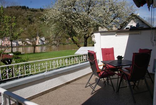 Moselblick - Ferienwohnung an der Uferpromenade - Apartment - Bullay