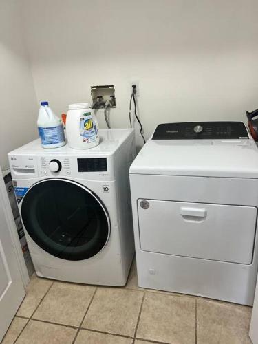 2 Kings Bedroom,2 Bath, 7mins from EWR/NYC