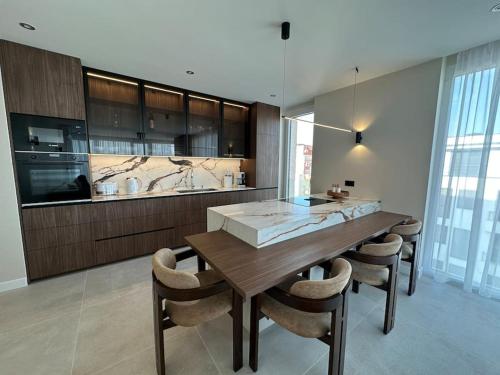 Cozy Elegant 2BR Apt + Free Parking next to Paradise Mall - Tap to explore photos