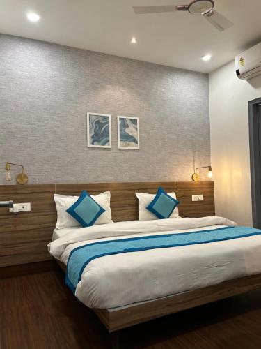 Deluxe Double Room with Bath room in Gallivanto Inn - Rohini