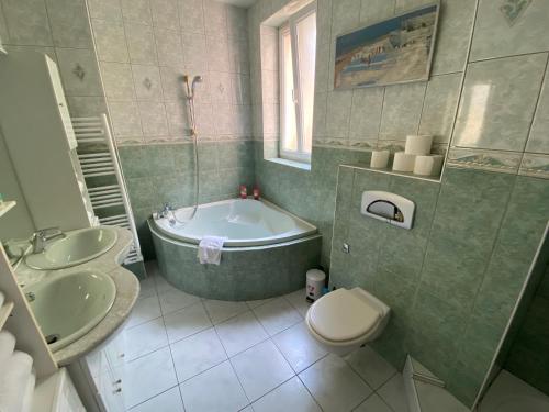 room detail thumbnail 2