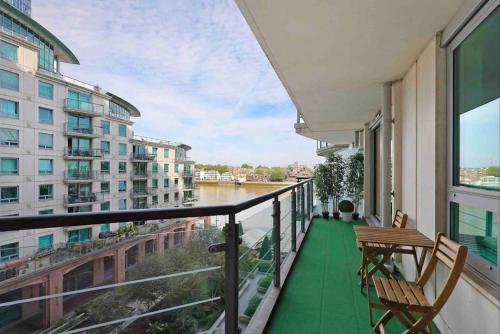 Stunning 2 Bed Thames River View - Central London, Лондон