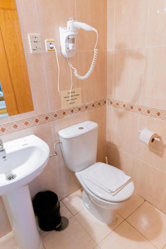 Twin Room with Private Bathroom image 3