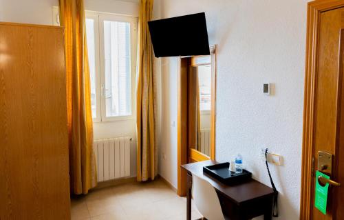 Single Room with Private Bathroom image 5
