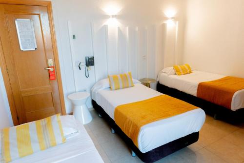 Basic Triple Room image 5