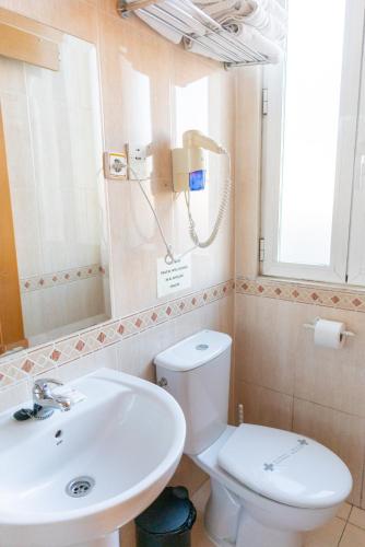 Basic Triple Room image 6