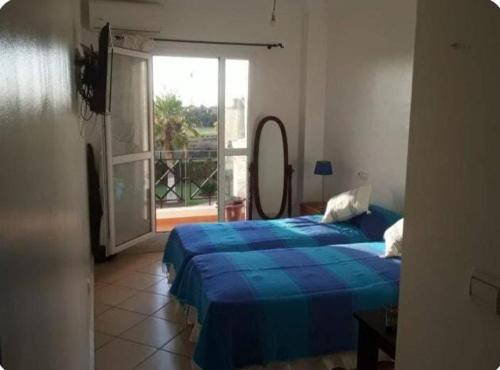 Appartement type andalous avec peintures murales originales grande double terrasse vue sur golf Teel in Saidia