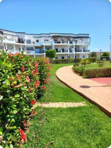 Appartement type andalous avec peintures murales originales grande double terrasse vue sur golf Teel in Saidia