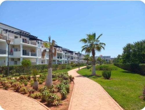 Appartement type andalous avec peintures murales originales grande double terrasse vue sur golf Teel in Saidia