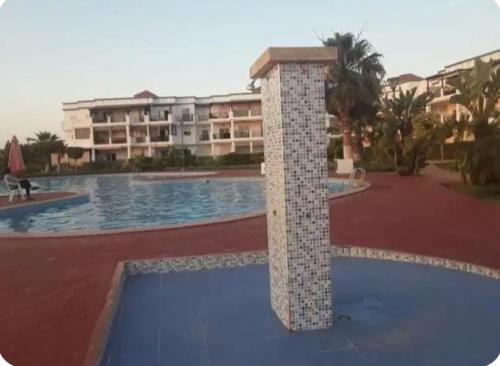 Appartement type andalous avec peintures murales originales grande double terrasse vue sur golf Teel in Saidia