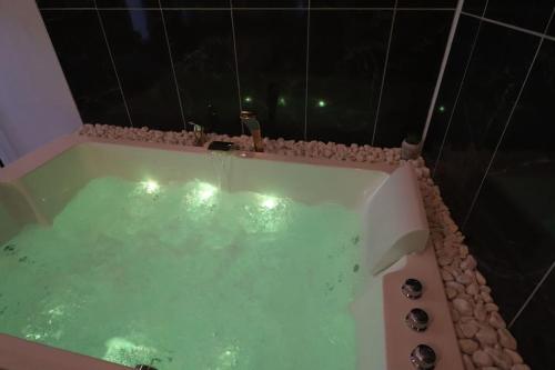 Suite bien etre - jacuzzi et sauna / love room in Arpajon