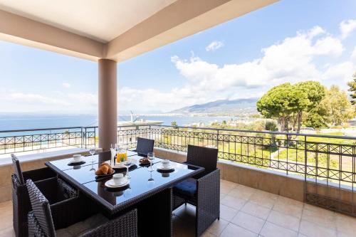 Verga Beachside Getaway with Panoramic Seaviews - Location saisonnière - Almirón