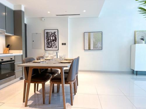 Vibrant 1BR Apartment with Marina & Ocean View, Dubái (foto 8)