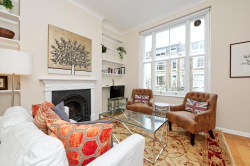 Elegant Earl’s Court Flat by UnderTheDoormat