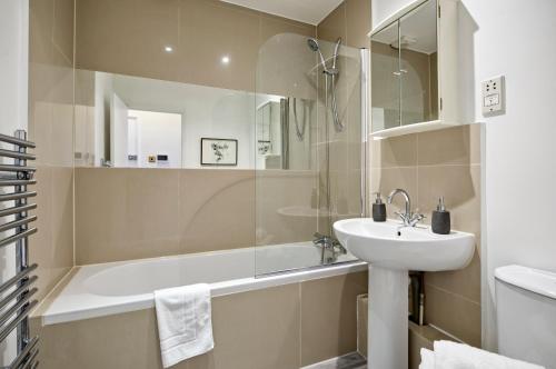 Elegant Earl’s Court Flat by UnderTheDoormat - image 3