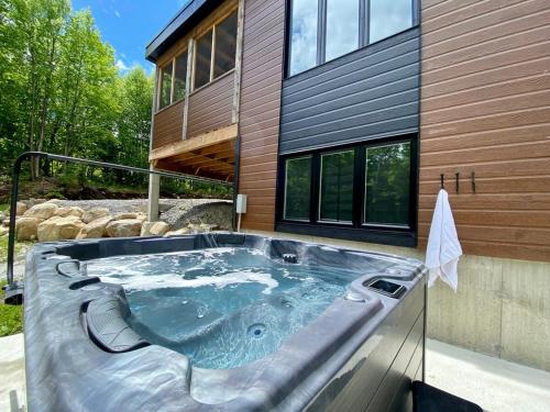 Chalet Röcka with hot tub and lake access