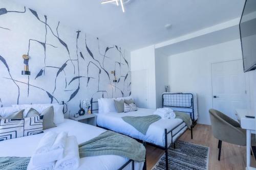 Posh Apt with 2 Queen Beds, Kitchen, We Pay HALF your Parking Costs, Sleeps 6, near Train, 15 min to NYC in Hoboken, USA