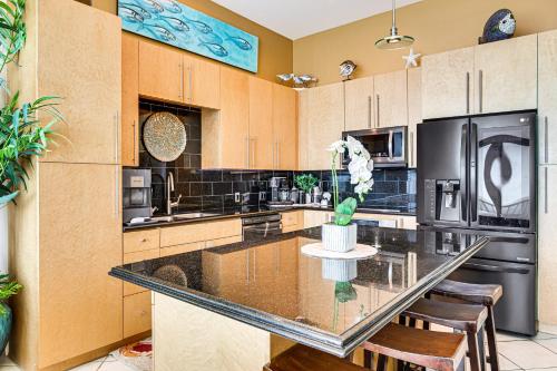 28th-Floor Resort Condo with Balcony and Ocean Views - main image