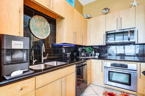 28th-Floor Resort Condo with Balcony and Ocean Views - image 12