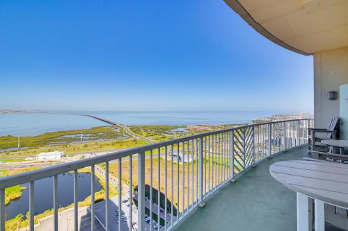 28th-Floor Resort Condo with Balcony and Ocean Views - image 3