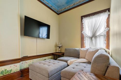 1 queen bed, 1 sofa bed