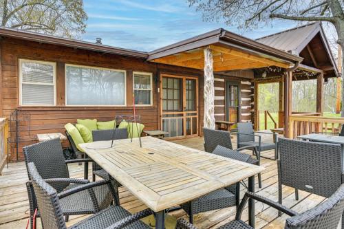 Country Escape Log Cabin Near Kentucky Lake!