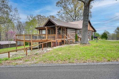 Country Escape Log Cabin Near Kentucky Lake!