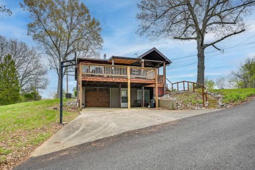 Country Escape Log Cabin Near Kentucky Lake!